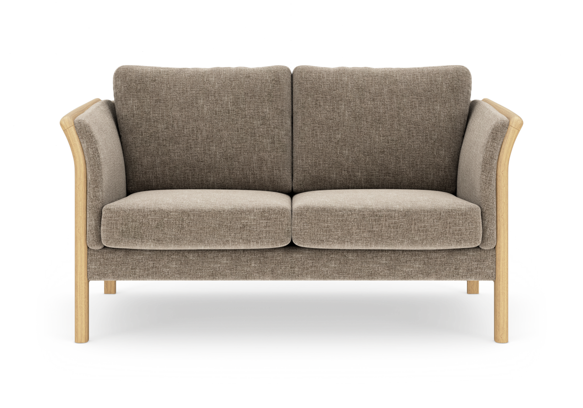 To-personers sofa i beige stof med lys træramme og ben, fritlagt frontvisning.