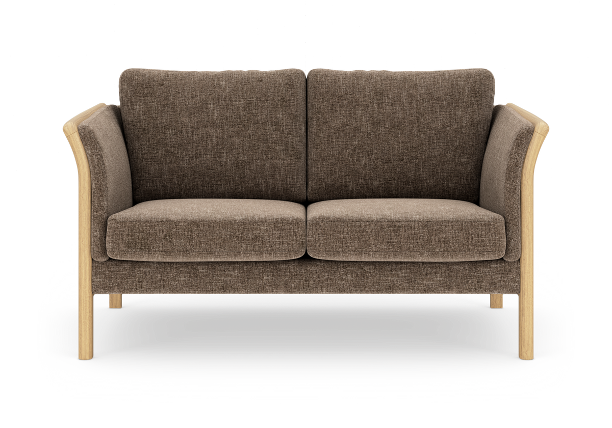Brun 2-personers sofa i stof med lyse træarme og -ben, fotograferet lige forfra på hvid baggrund.