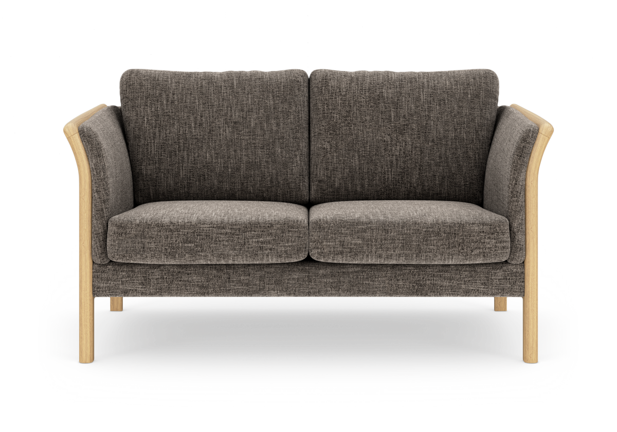 To-personers sofa i mørkegråt stof med lyse træarmlæn og -ben, fotograferet lige forfra.