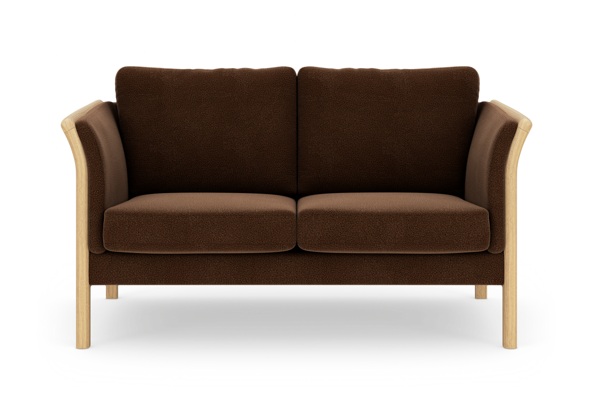 Brun 2-personers sofa med lys træramme set forfra på hvid baggrund.