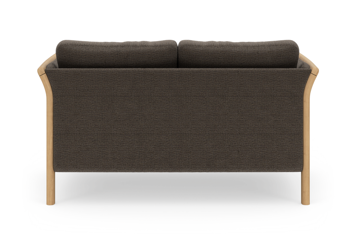 Sofa i brun tekstil med lyse træben set bagfra, frilagt på hvid baggrund.