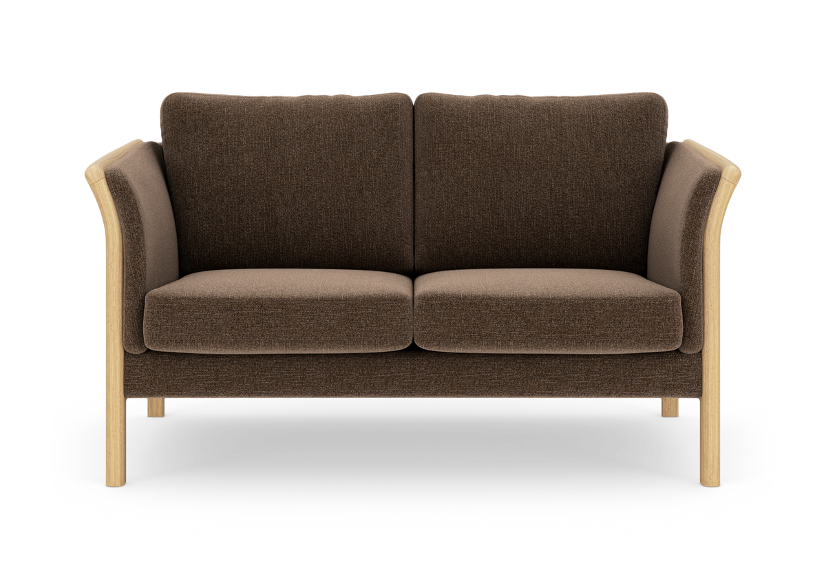 Brun 2-personers sofa i tekstil med træben og afrundede armlæn, frilagt på hvid baggrund.