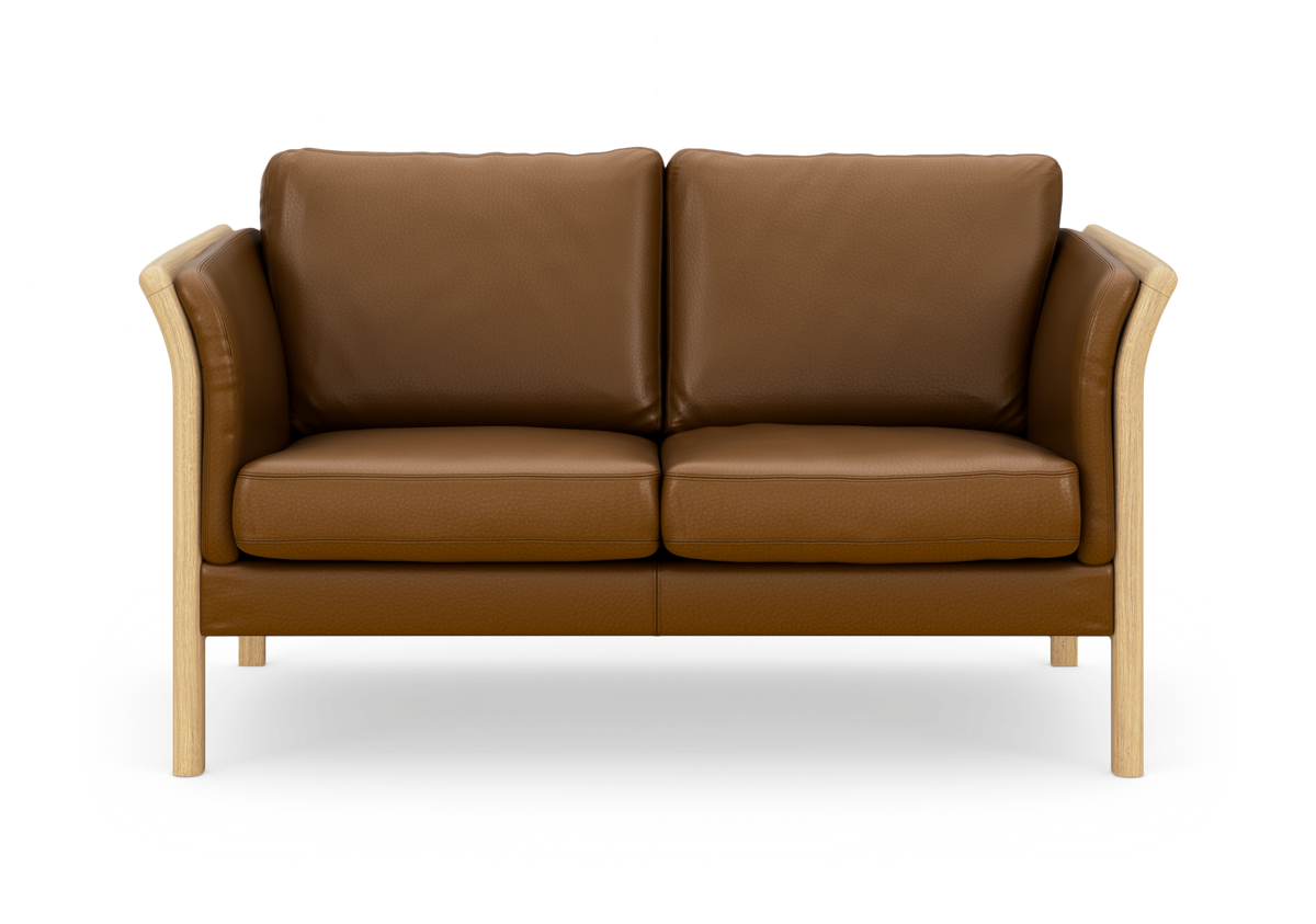 Brun 2-personers lædersofa med lys træramme set forfra.