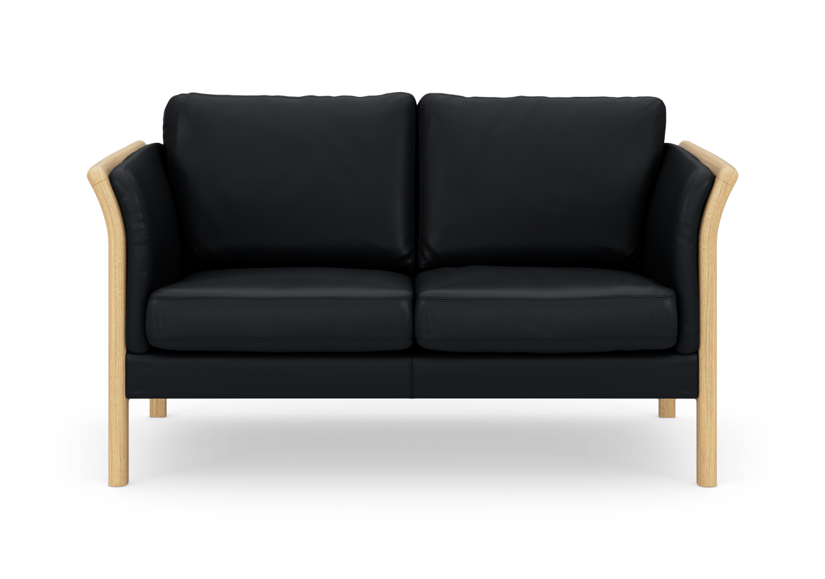 Sort 2-personers sofa med lys træramme, frontvisning på hvid baggrund.