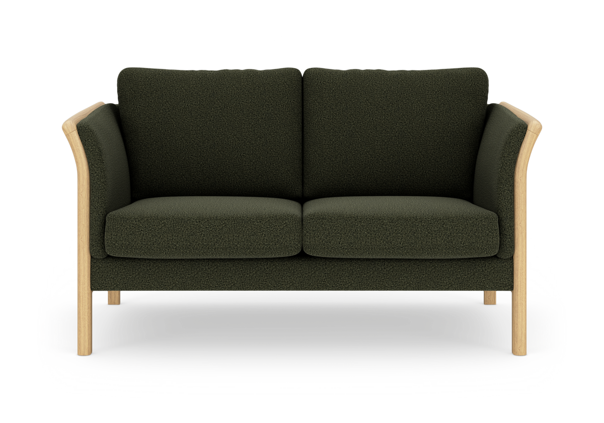 To-personers sofa i mørkegrønt stof med lyse træarmlæn og ben, set forfra.