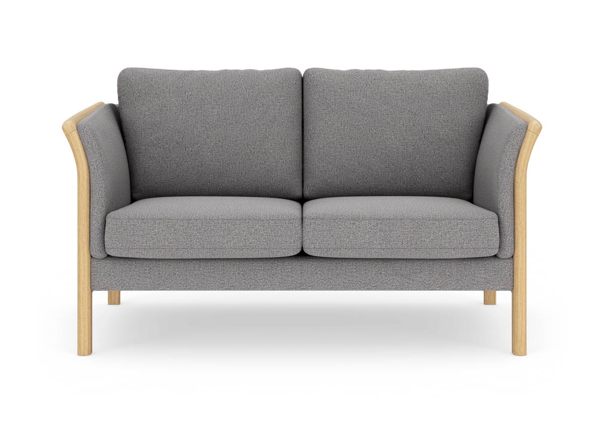 Grå to-personers sofa med lys træramme, set forfra på hvid baggrund.