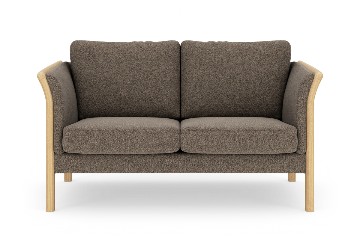 Tosæders sofa i taupe stof med lyse træben og afrundede armlæn, frilagt på hvid baggrund.