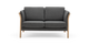 Mørkegrå 2-personers sofa med lyse træben og afrundede armlæn, frontvisning.