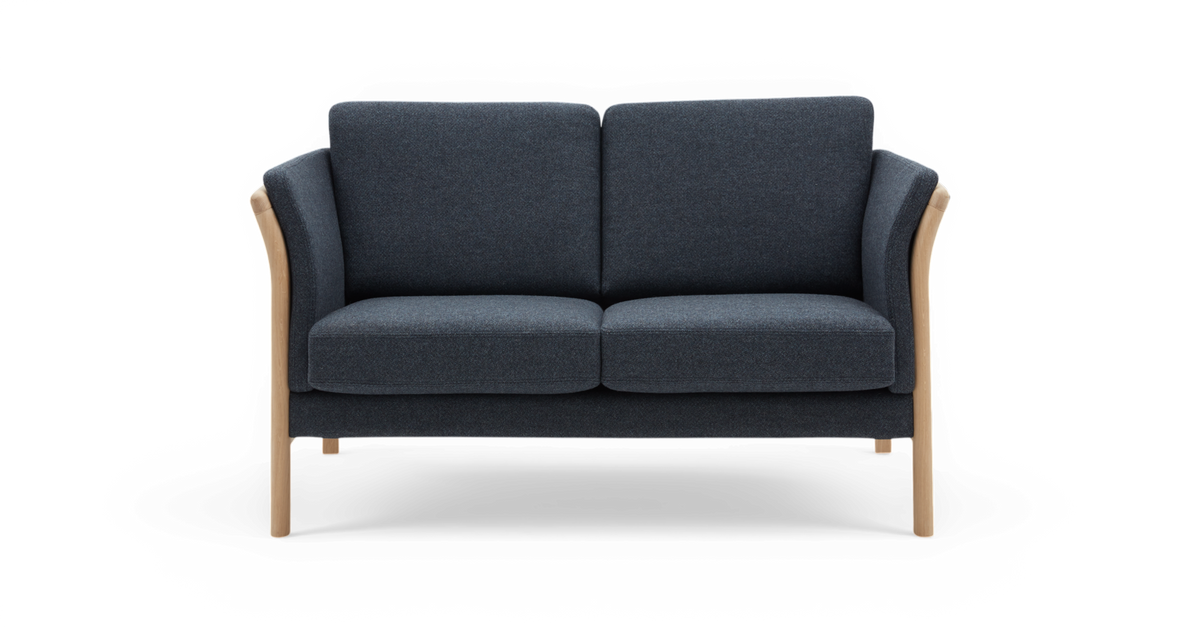 Mørkeblå 2-personers sofa med lys treramme og ben, set direkte forfra.