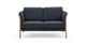 Mørkeblå 2-personers sofa med lys treramme og ben, set direkte forfra.