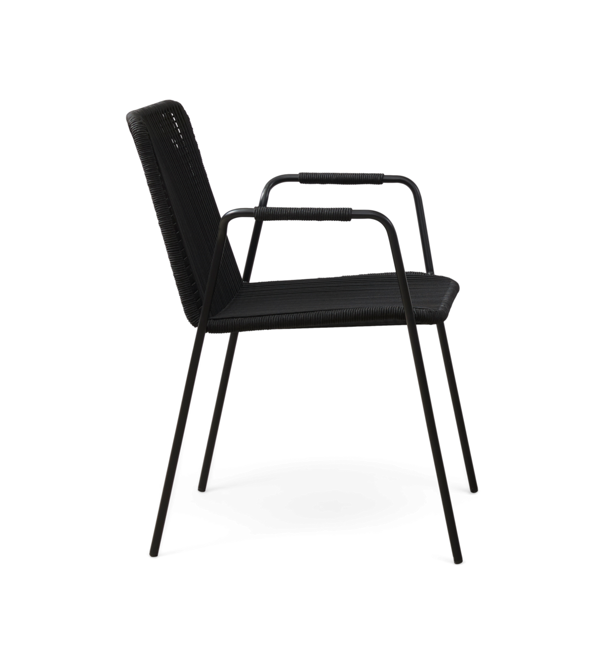 Sort stol med armlæn i metal og flettet sæde og ryg, frilagt mod hvid baggrund.