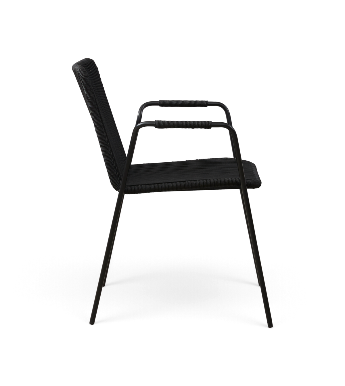 Sort stol med armlæn i sidevisning på hvid studiebaggrund.