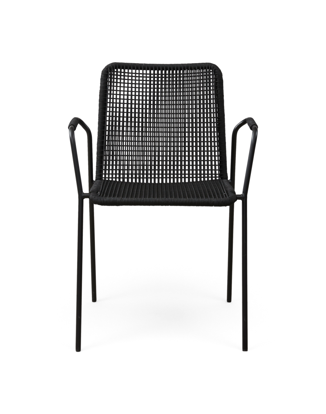 Sort stol med flettet sæde og ryg i rattan-look, slanke metalben og armlæn, set forfra.