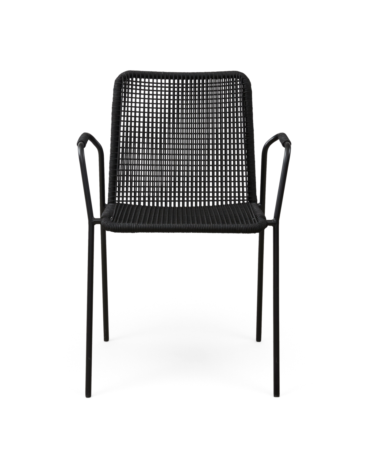 Sort stol med flettet sæde og ryg i rattan-look, slanke metalben og armlæn, set forfra.