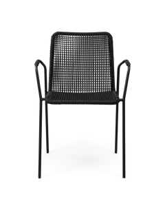 Sort stol med flettet sæde og ryg i rattan-look, slanke metalben og armlæn, set forfra.