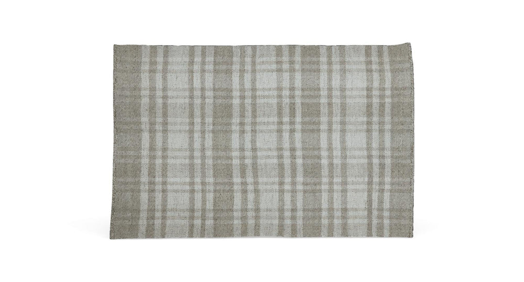 Lyst og moderne stue med beige sofa, grå puf, glas-sofabord med sorte ben, lys og stearinlys, neutral tæppe og hylder med planter og dekoration i dagslys fra store vinduer med lette gardiner.