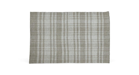 Lyst og moderne stue med beige sofa, grå puf, glas-sofabord med sorte ben, lys og stearinlys, neutral tæppe og hylder med planter og dekoration i dagslys fra store vinduer med lette gardiner.