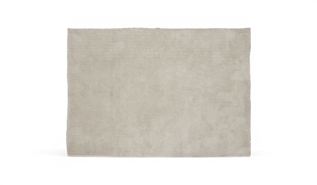 Beige rektangulært tæppe med kort luv på hvid baggrund.