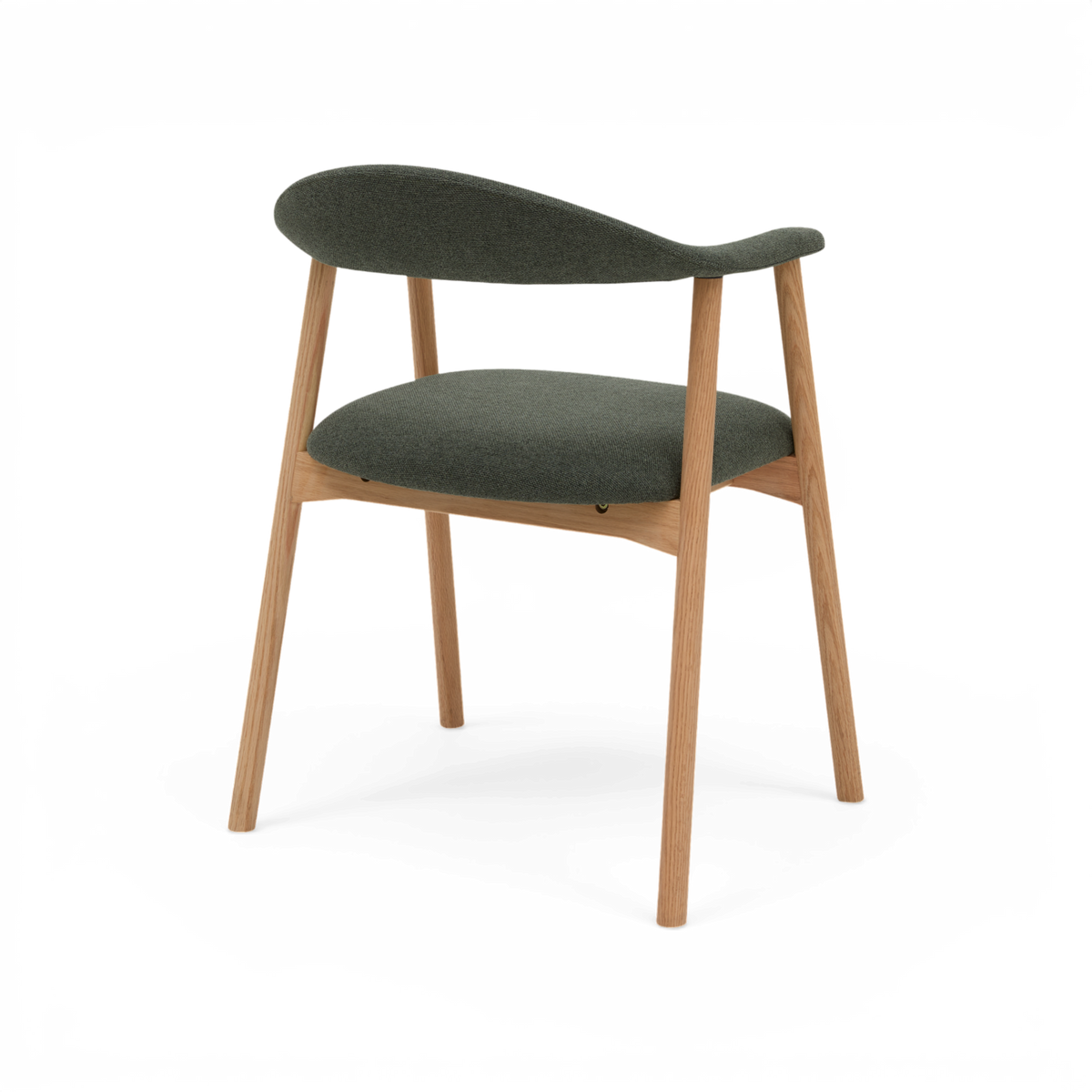 Grøn polstret stol med træben i skandinavisk design, fritlagt på hvid baggrund.