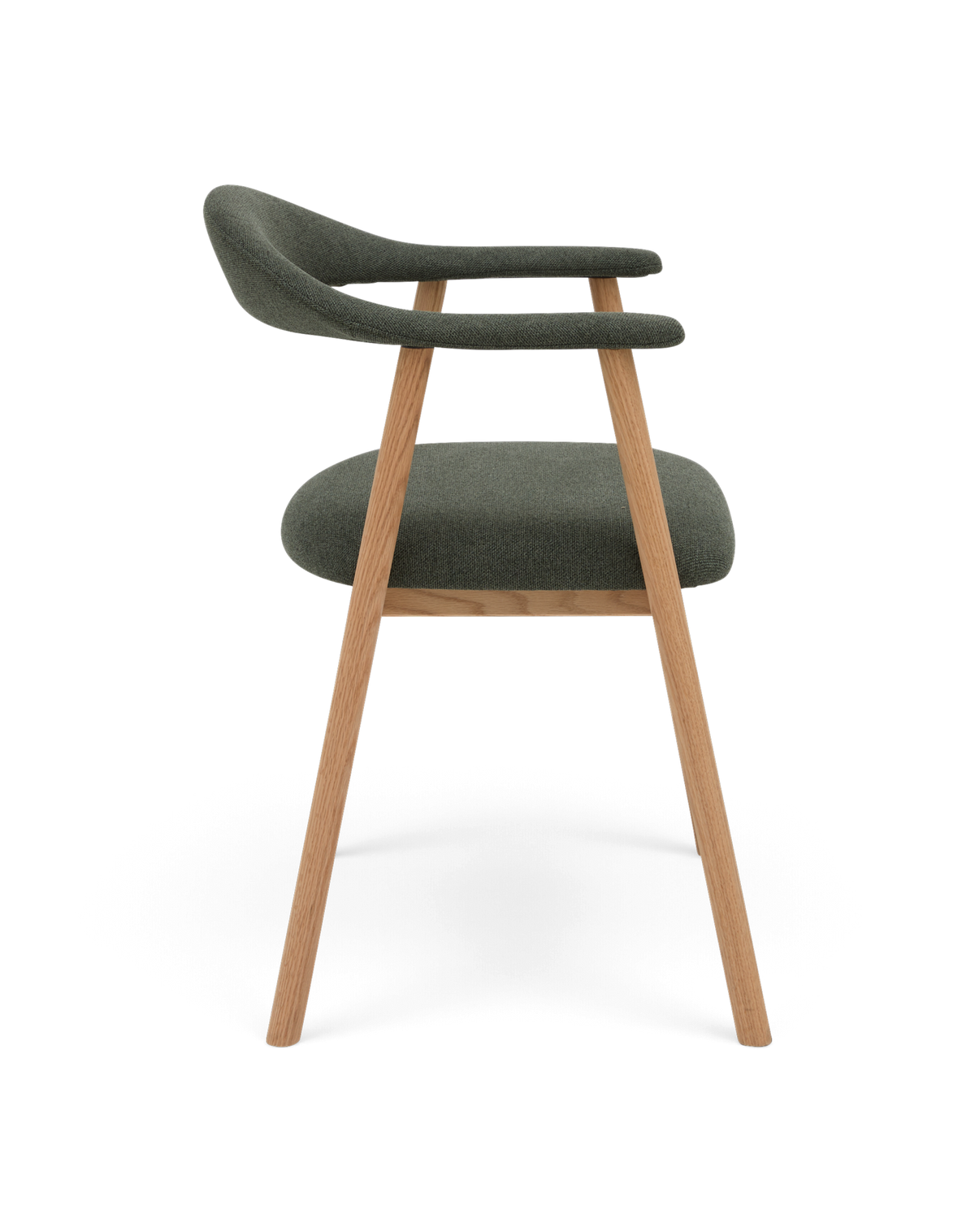 Moderne stol set fra siden med grønt polstret sæde og ryglæn samt lyse ben i egetræ, skandinavisk design.