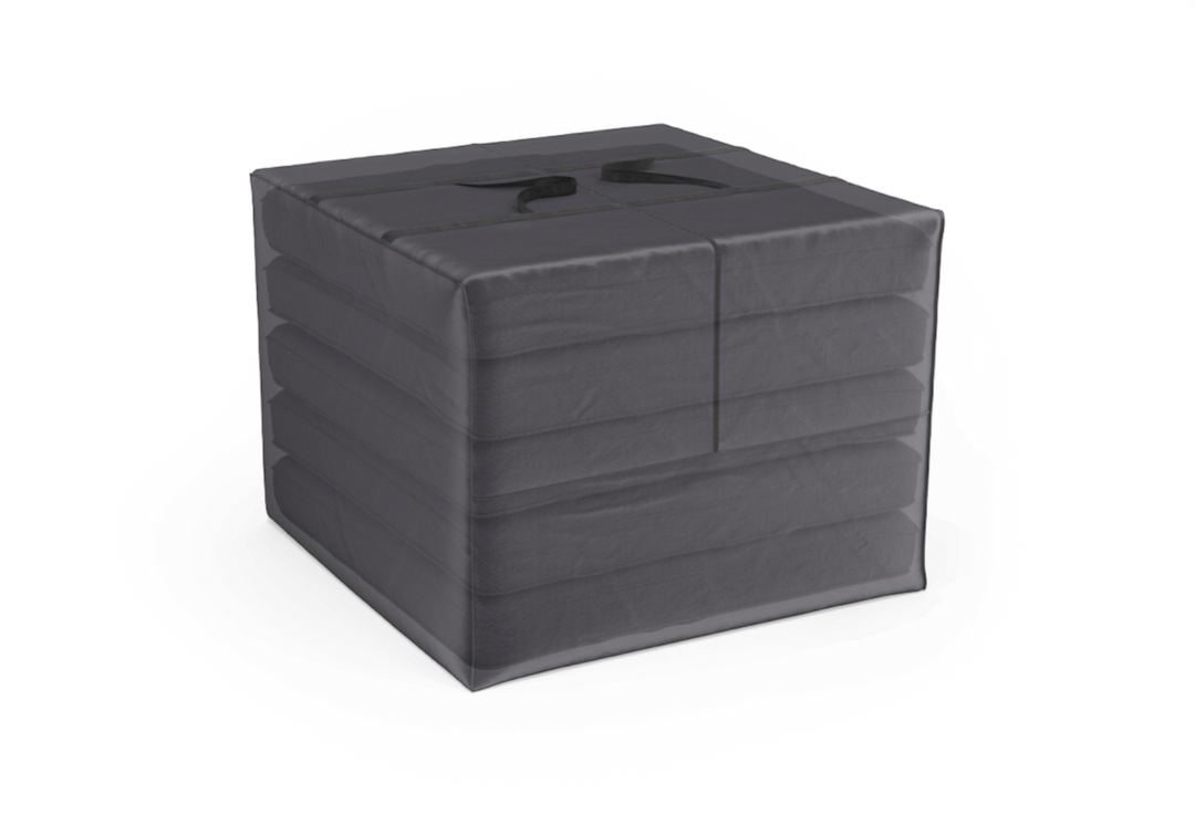 Mørkegrå kvadratisk puf/ottoman i stof med quiltede sider og båndlignende detalje på toppen, fritlagt på transparent baggrund.