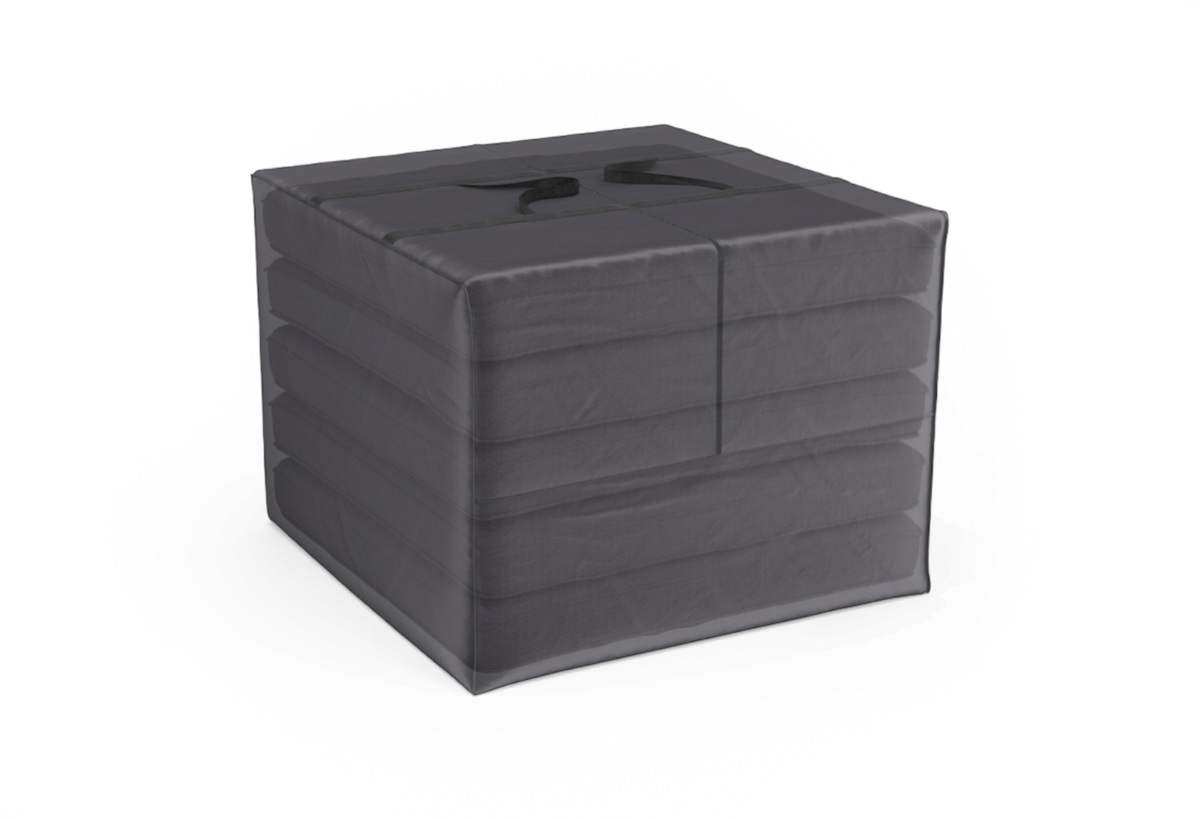 Mørkegrå kvadratisk puf/ottoman i stof med quiltede sider og båndlignende detalje på toppen, fritlagt på transparent baggrund.