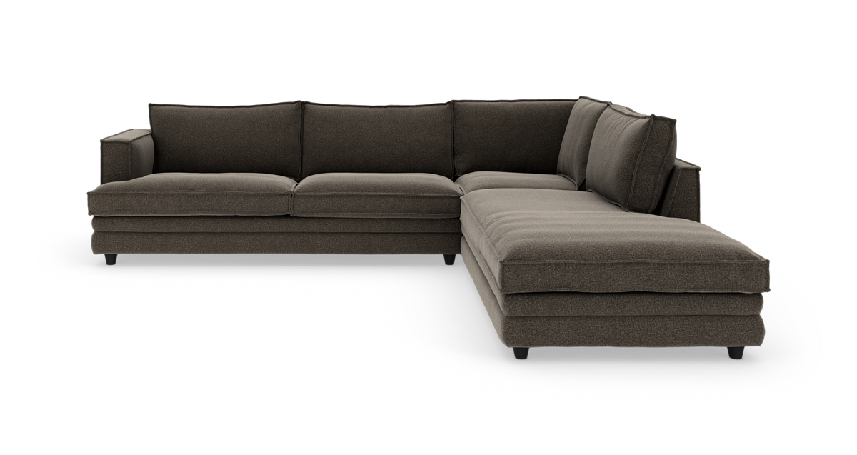 Mørkebrun L‑sofa med højrevendt chaiselong, tykke sædehynder og løse ryghynder på hvid baggrund.
