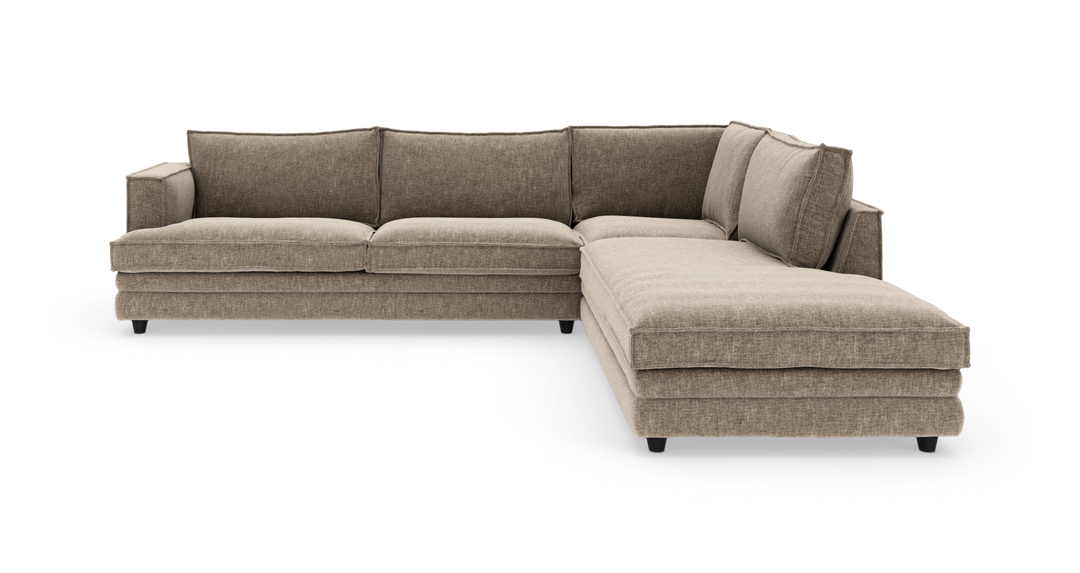 Beige hjørnesofa med chaiselong til højre, med polstrede sæde- og ryghynder, fritstående på hvid baggrund.