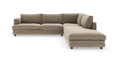 Beige hjørnesofa med chaiselong til højre, med polstrede sæde- og ryghynder, fritstående på hvid baggrund.