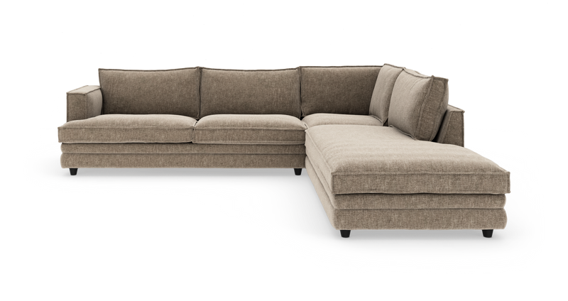 Beige hjørnesofa med chaiselong til højre, med polstrede sæde- og ryghynder, fritstående på hvid baggrund._ps