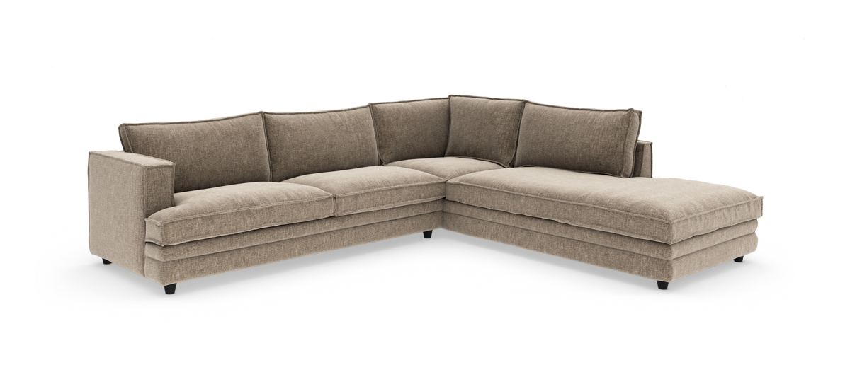 Beige L‑sofa med chaiselong, fritstående på hvid studiebaggrund.