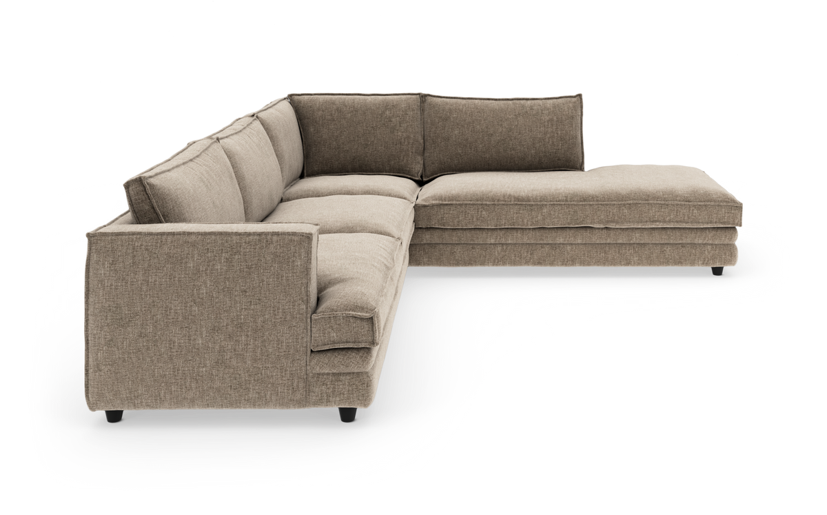 Beige L-formet modulsofa med chaiselong, frilagt på hvid baggrund.