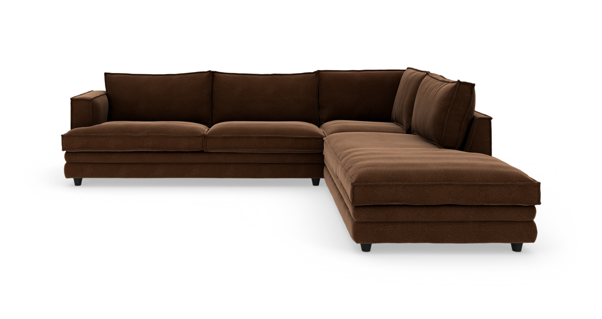 Brun hjørnesofa med chaiselong til højre, tykke hynder og lave sorte ben på hvid baggrund.