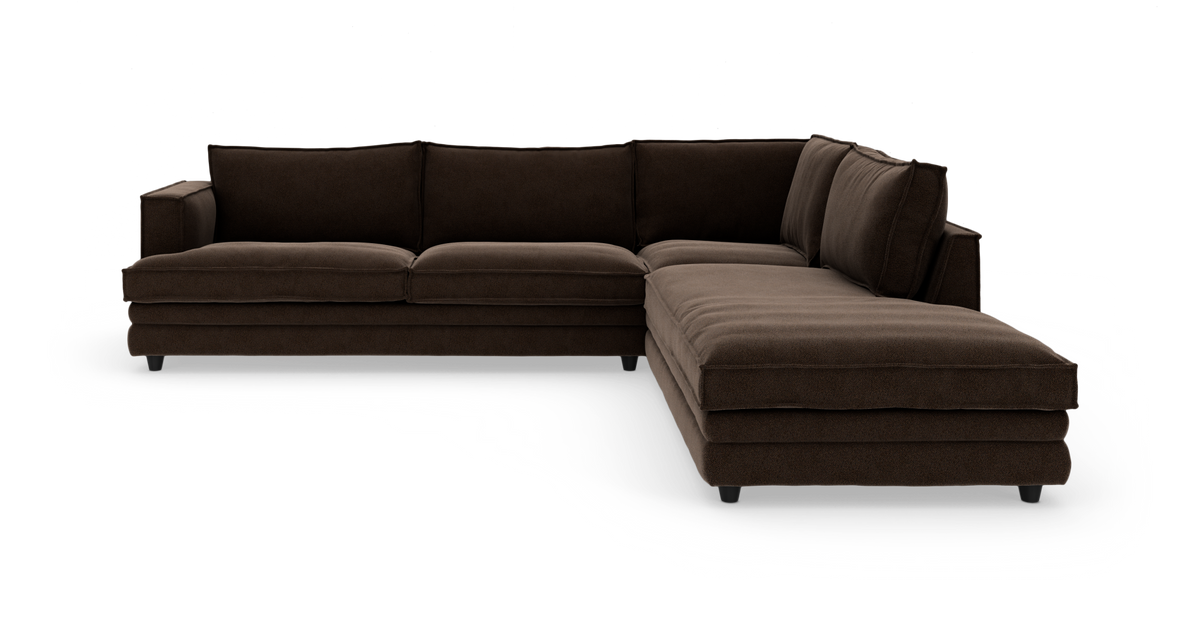 Mørkebrun hjørnesofa med højrevendt chaiselong, frilagt på hvid baggrund.