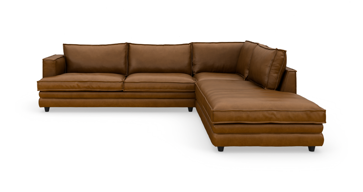 Brun hjørnesofa i læder med højrevendt chaiselong, fritlagt på hvid baggrund.