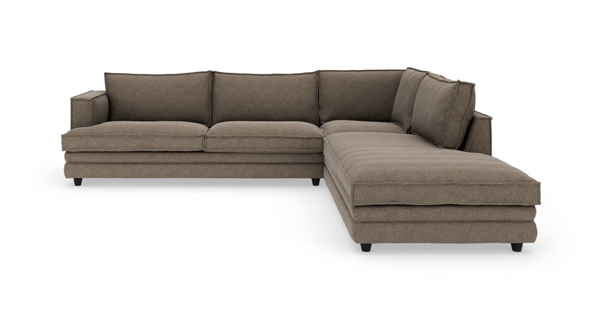 Brun hjørnesofa med chaiselong til højre på studiobaggrund.