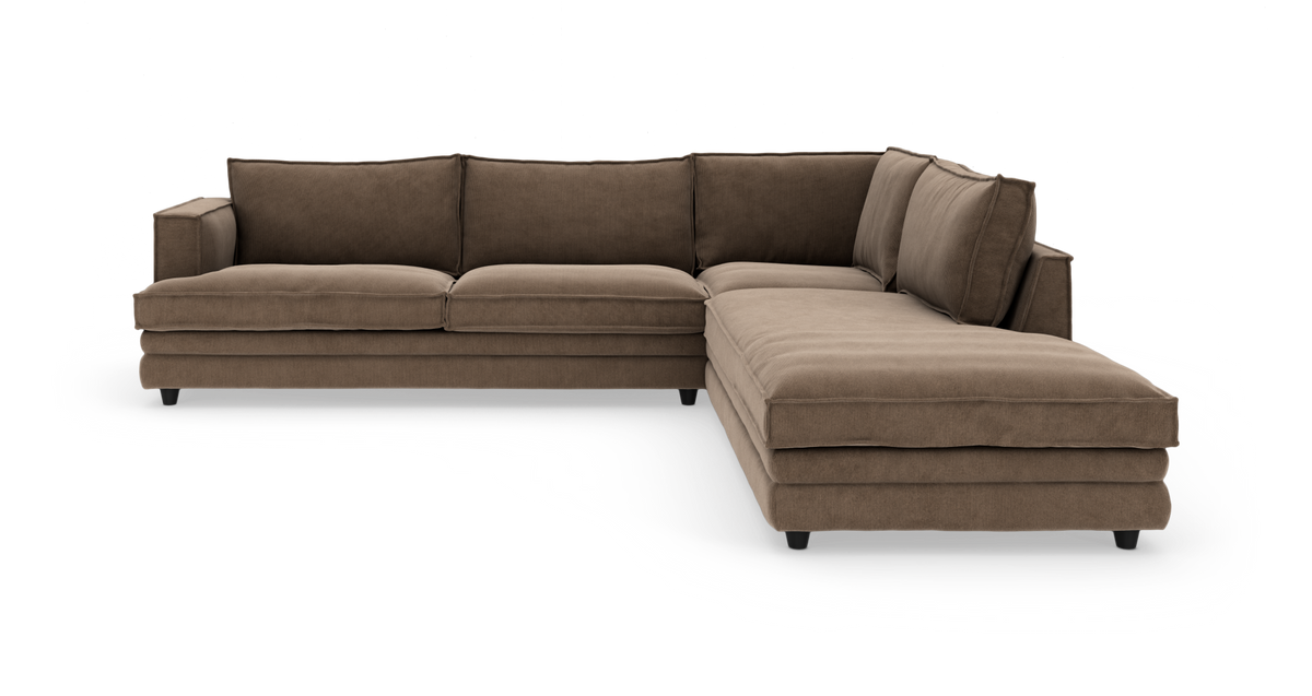 Brun L-formet hjørnesofa med chaiselong til højre, bløde sæde- og ryghynder på lav ramme, fritlagt mod hvid baggrund.