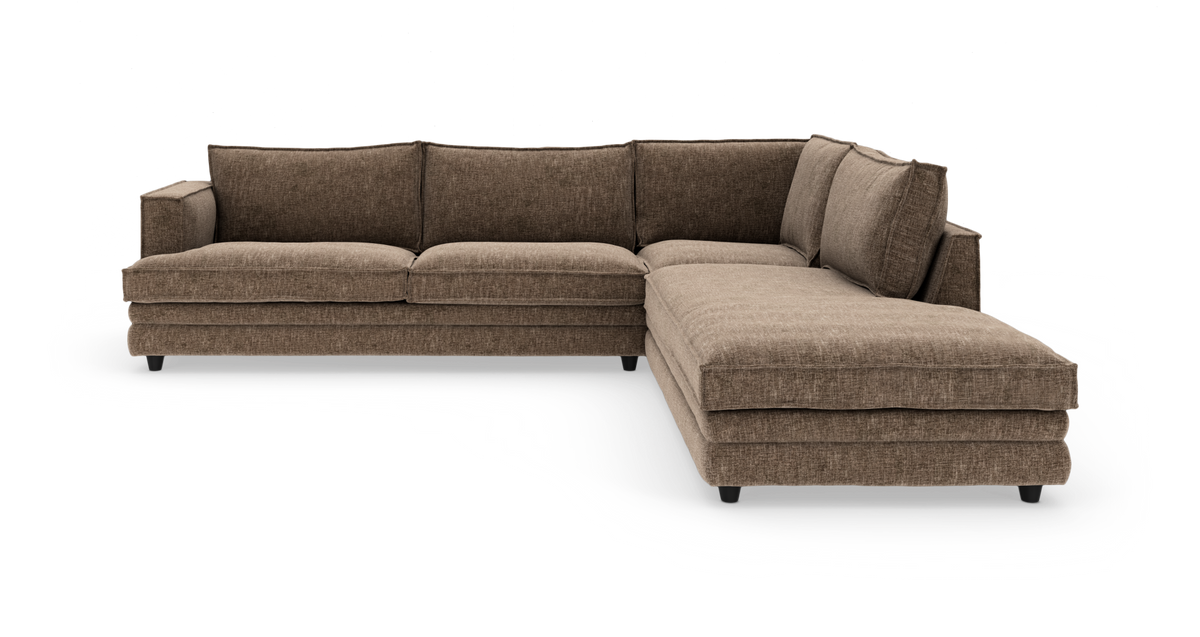 Brun L‑sofa i stof med chaiselong til højre, fritstående på hvid baggrund.
