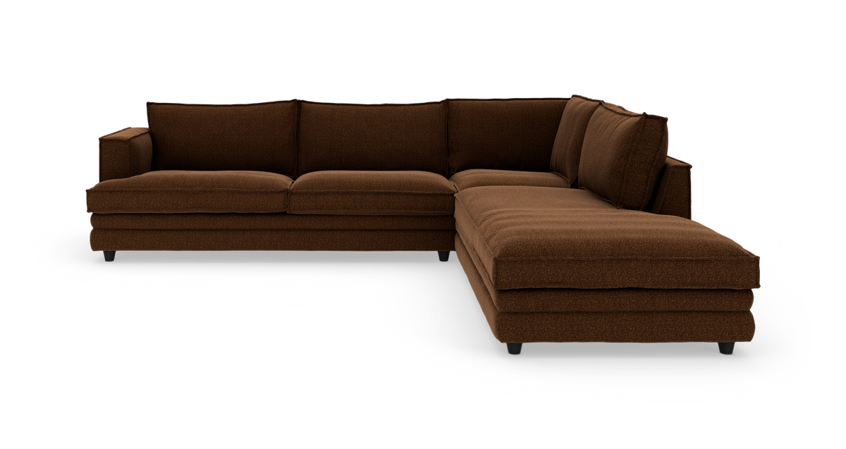 Brun L‑formet sofa med chaiselong til højre, frilagt på hvid baggrund.