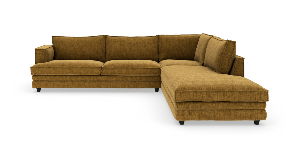 Okerfarvet L‑formet hjørnesofa med chaiselong til højre.