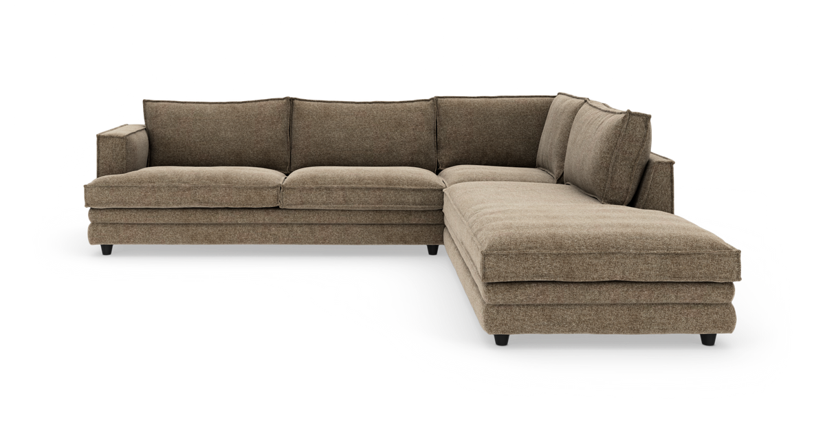 Brun L‑formet hjørnesofa med chaiselong til højre, stofbetrukket og lav på sorte ben i studiovisning.
