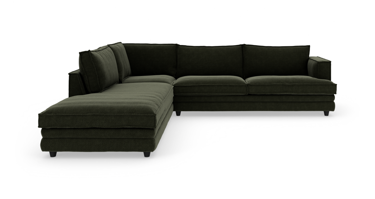 Mørkegrøn hjørnesofa med chaiselong, frilagt på hvid baggrund.