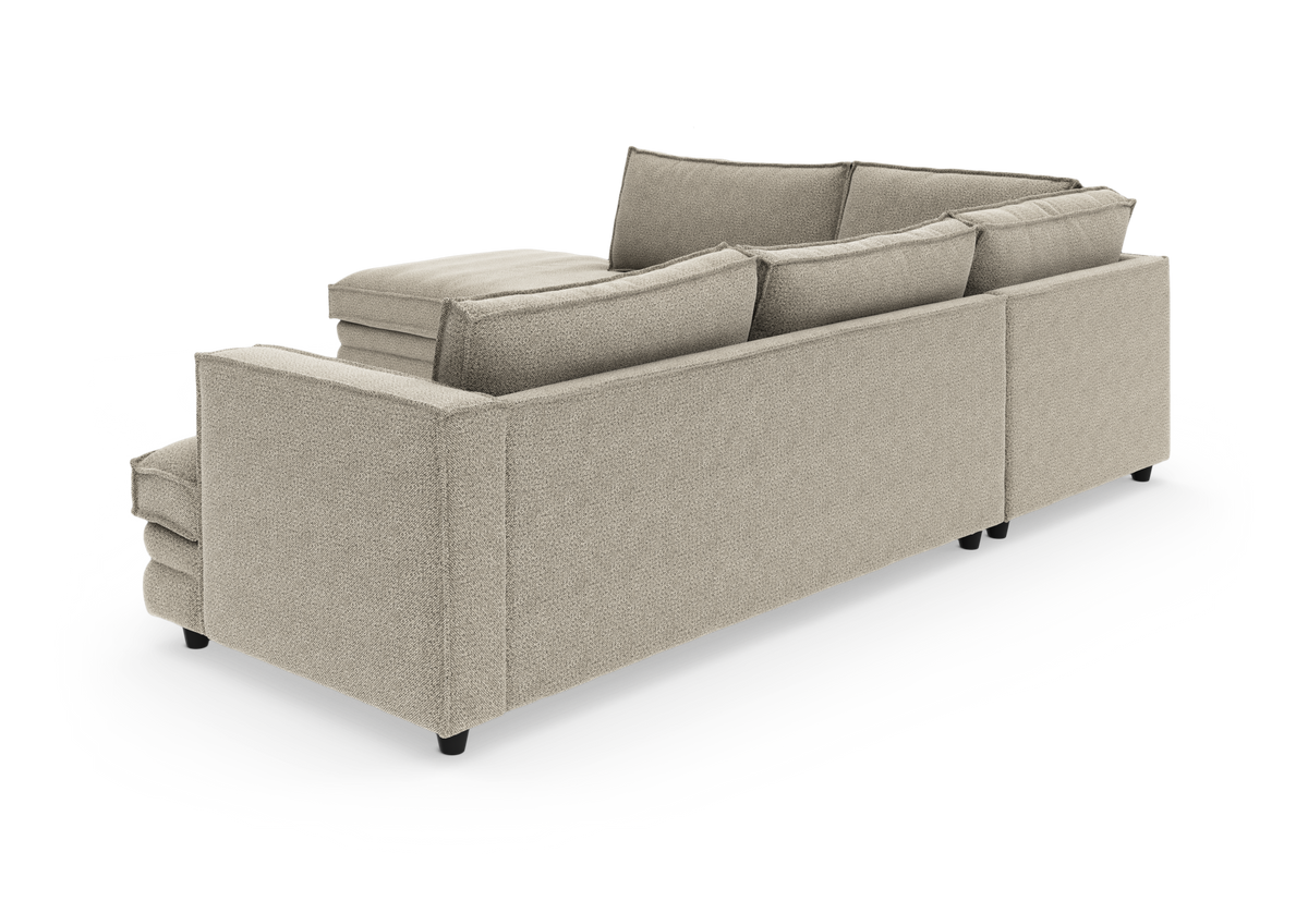 Beige modulsofa med chaiselong, set bagfra i studieopsætning.