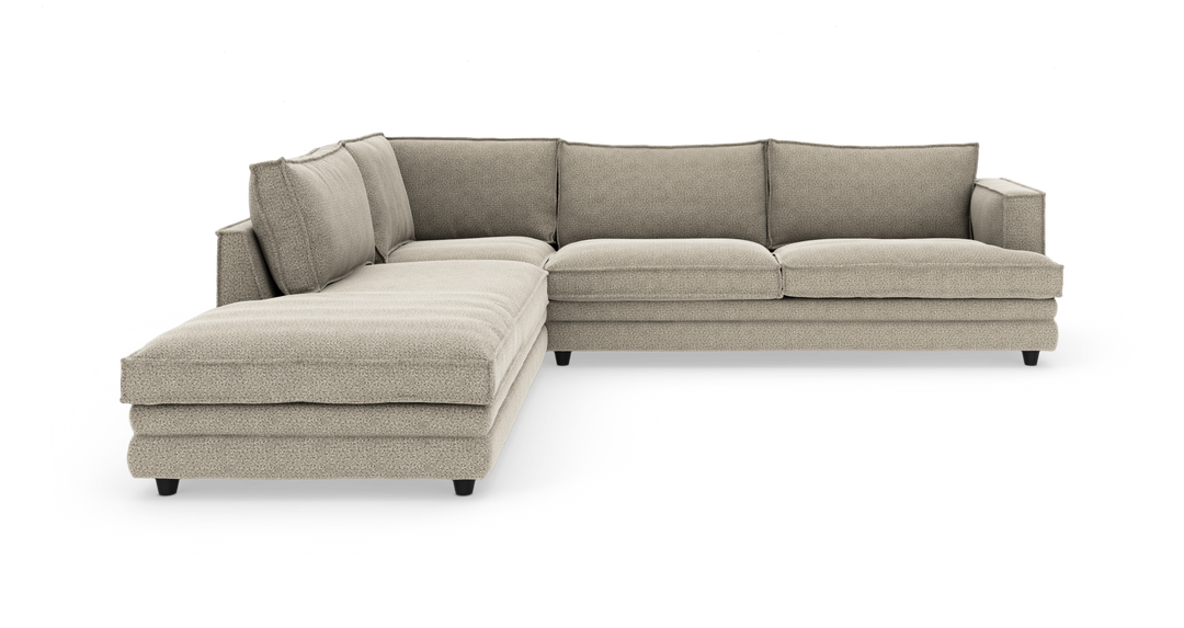 Beige L-formet modulsofa med venstrevendt chaiselong, tykke sædehynder og løse ryghynder på sorte ben.
