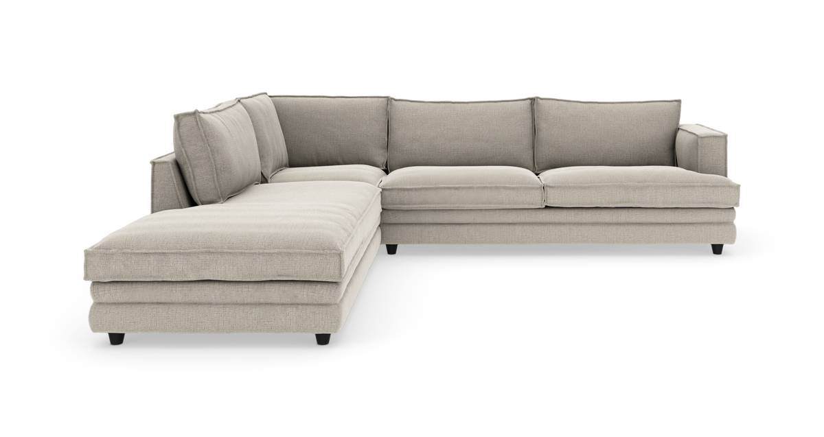 L‑formet beige hjørnesofa med chaiselong til venstre, fritlagt på hvid baggrund.