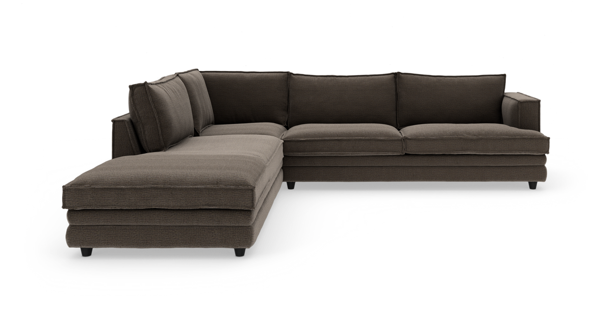 Brun L-formet modulsofa med chaiselong, fritstående på hvid baggrund.