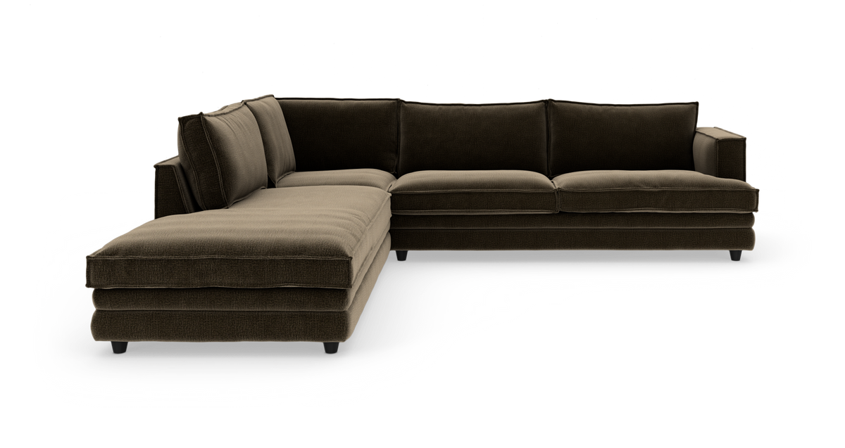Modulsofa i L‑form med venstrevendt chaiselong i mørkebrun tekstil, frilagt på hvid baggrund.