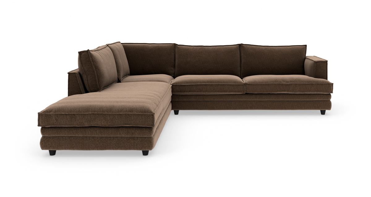 Brun modulopbygget hjørnesofa med chaiselong i stof, frilagt på hvid baggrund.