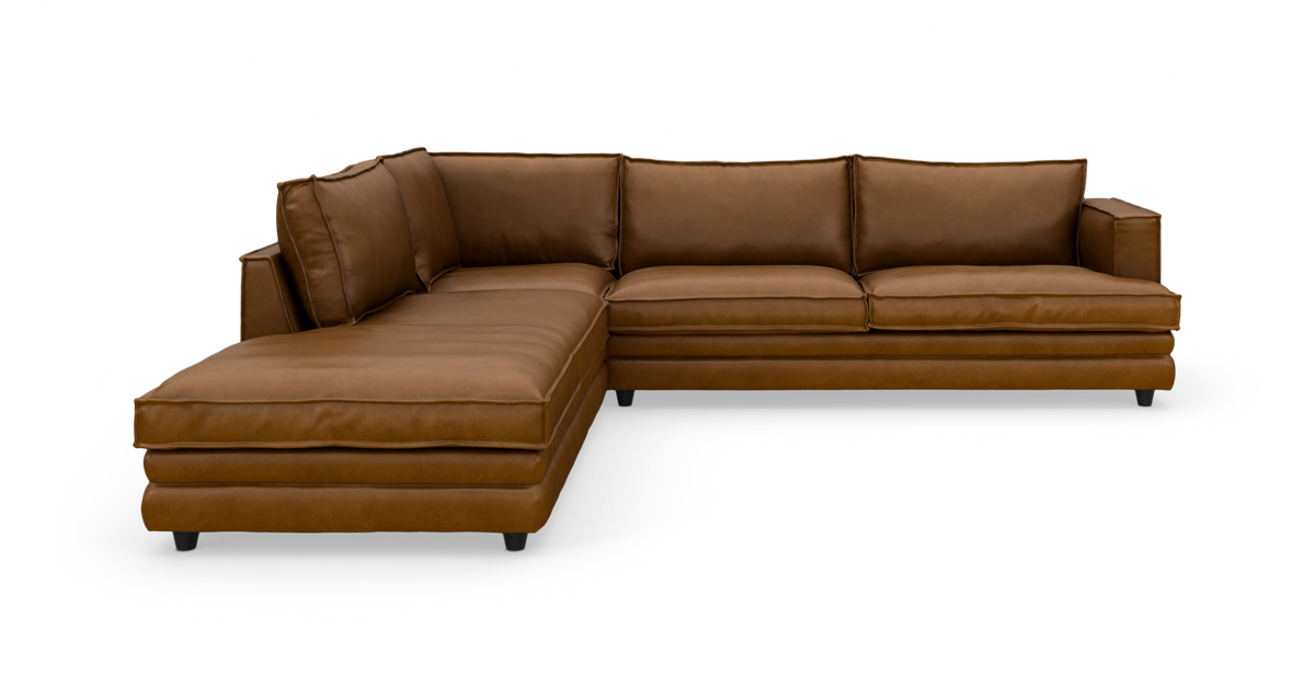 L-formet brun lædersofa med venstrevendt chaiselong, lave sorte ben, fritlagt mod hvid baggrund.
