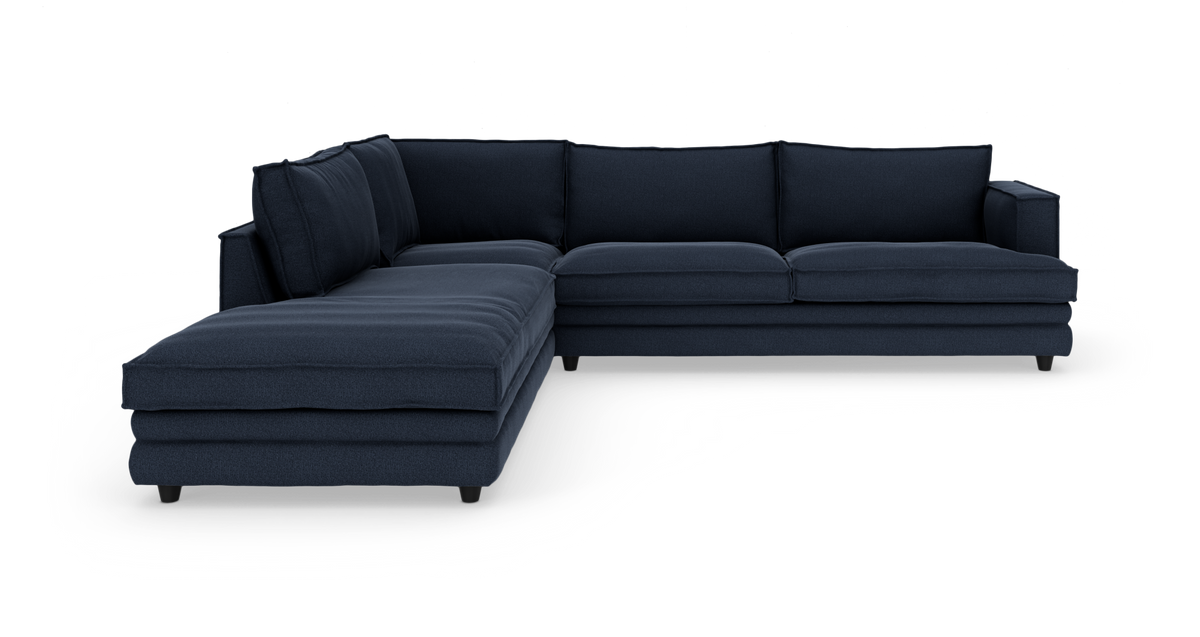 Mørkeblå L-sofa med venstrevendt chaiselong, fritlagt på hvid baggrund.